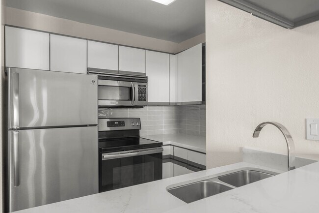 Building Photo - Spacious and Bright One Bedroom Featuring ...