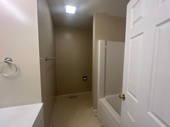 Foto del edificio - 4 Bedroom 2 Full Bath Chatham!