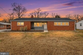 Building Photo - 8821 W Fort Foote Terrace