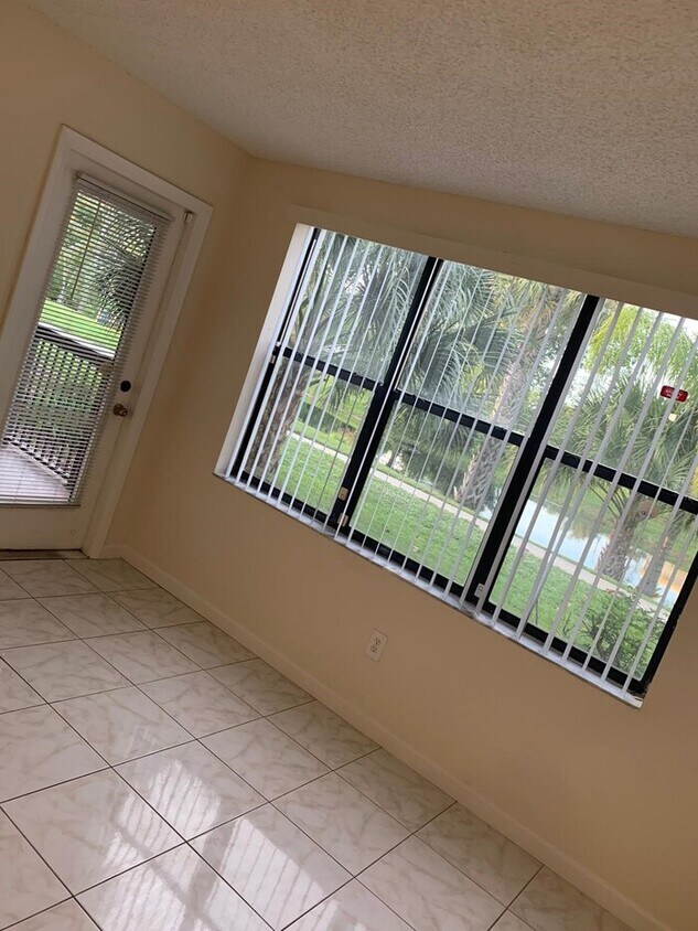 Building Photo - Stunning 2/1 with tranquil lake views