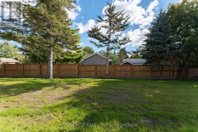 Building Photo - 740-740 Collins Bay Rd