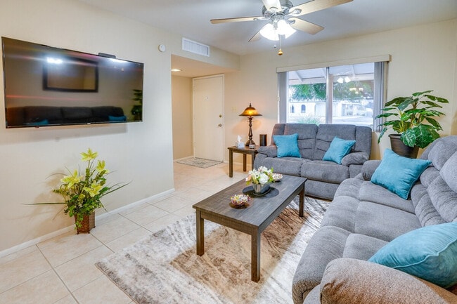 Building Photo - 11662 N Hacienda Dr