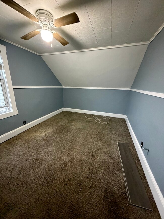 Building Photo - 571 Slade St