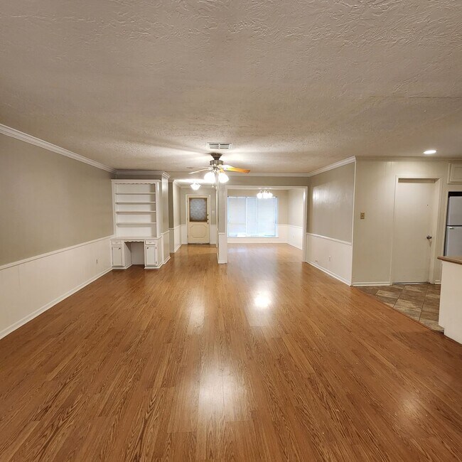 Foto del edificio - 3 Bedroom Home Available in October!