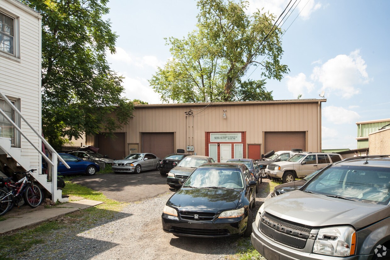 Foto del edificio - 527 E Church St