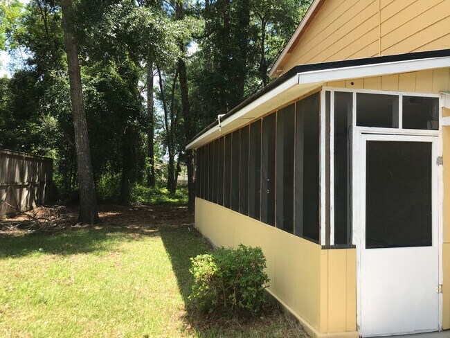 Foto del edificio - Walk to Beach, Dog-Friendly, Three-Bedroom...