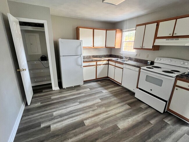 Building Photo - Blacksburg, 4BR / 2.5BA, Available for Fal...