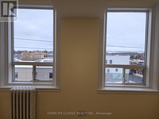 Building Photo - 5 Main St S