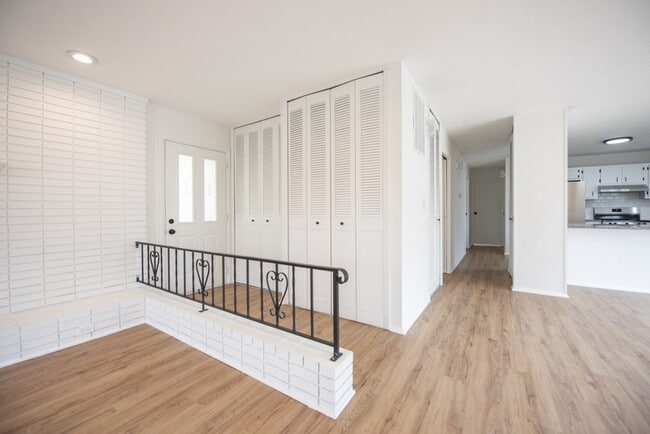 Building Photo - 512 Sprague Rd