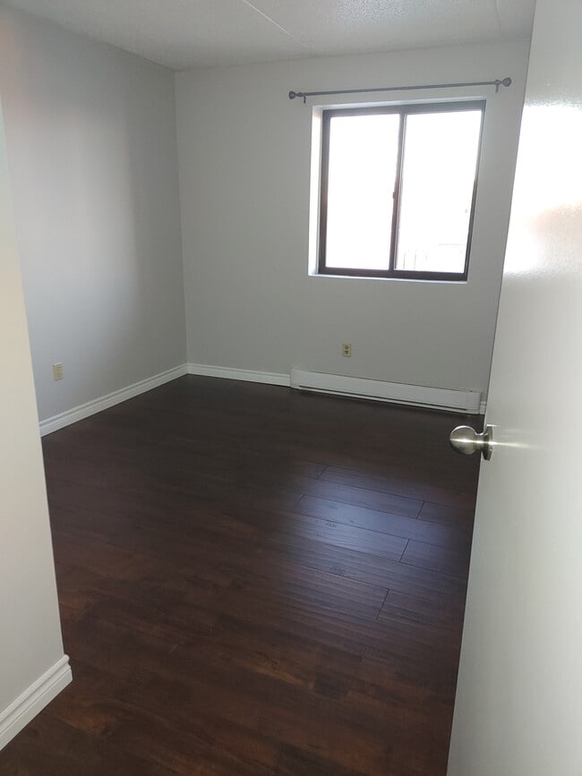 Building Photo - 723 Tecumseh Rd E