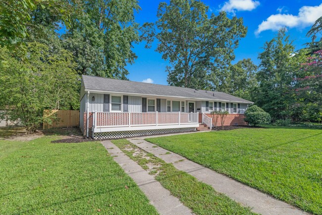 Building Photo - 5 Fairway Ln