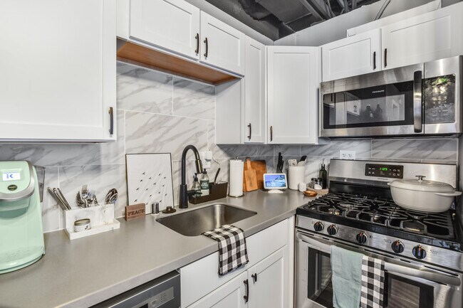 Foto del edificio - 2437 Atwood Ave