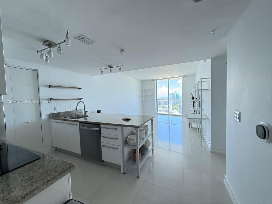 Photo - 185 SW 7th St (Miami, FL)