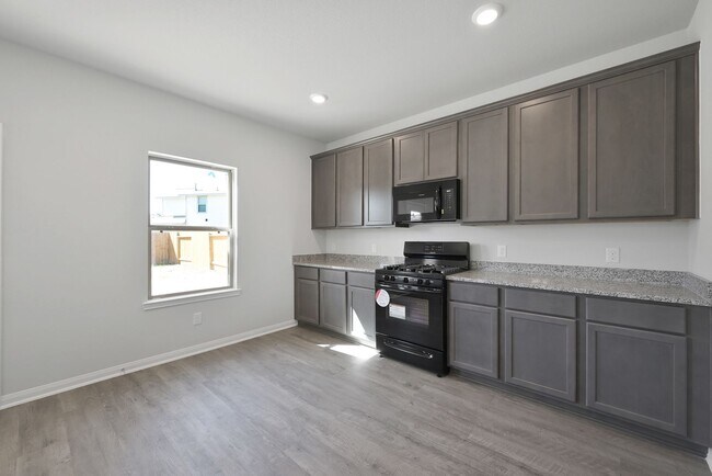Foto del edificio - New 4 bedroom Home with Refrigerator, Washer and Dryer
