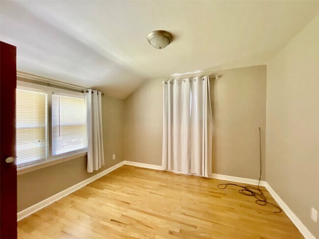 Foto del edificio - 2727 Hall St