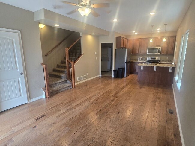 Building Photo - 2421 Ridge Top Dr
