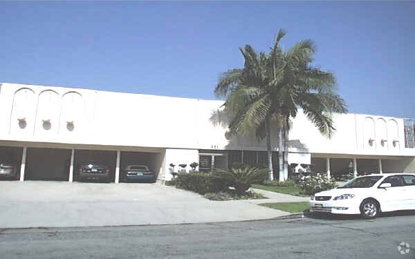 Foto del edificio - 325 N Howard St
