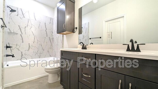 Foto del edificio - 303A Juniper Dr