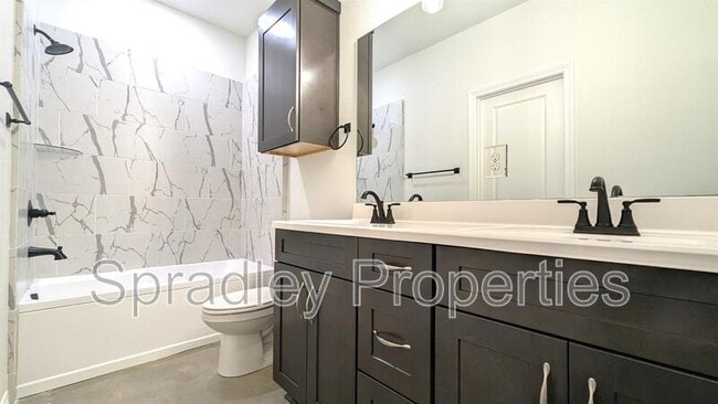 Building Photo - 305 Juniper Dr