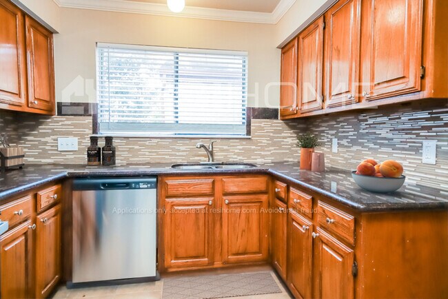 Foto del edificio - 6330 Dellfern Dr