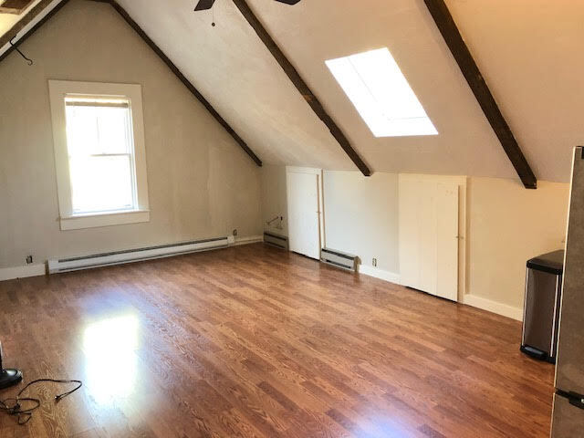 Amplia sala de estar - 91 Maple St