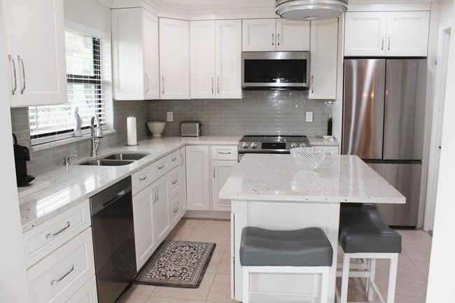 Building Photo - 4595 Laurel Tree Rd