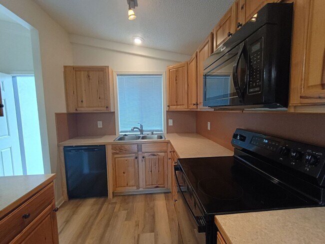 Foto del edificio - Remodeled 2-bedroom, 1-bath home located in the heart of East Bremerton