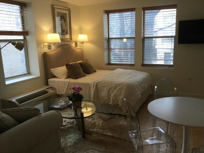 Queen size beds. All linens included - 2440 16th St NW