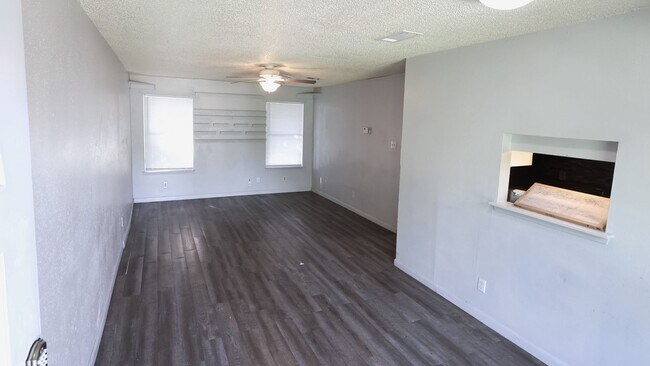 Foto del edificio - 2510 Village Walk Dr