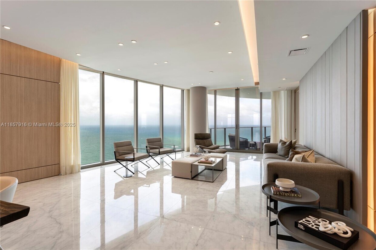 Foto principal - 15701 Collins Ave
