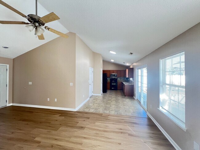 Foto del edificio - In ground POOL! This three-bedroom home near Hwy. 31 and Hwy. 544 is Available NOW!