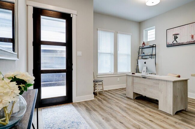 Foto del edificio - 2504 Reppart Pl