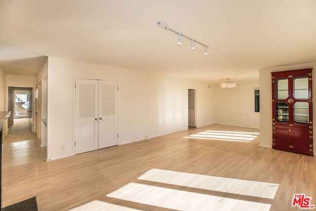 Building Photo - 500 Salerno Dr