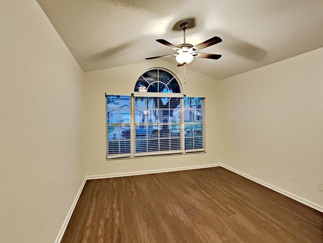 Foto del edificio - 15854 Bay Vista Dr