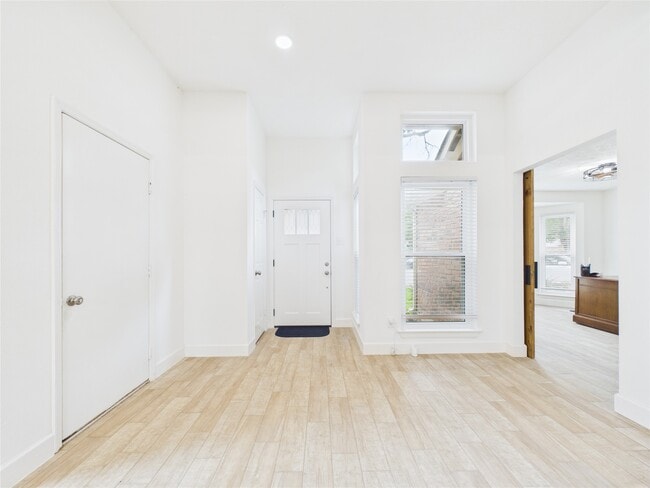 Building Photo - 1210 Berkeley Lake Ln