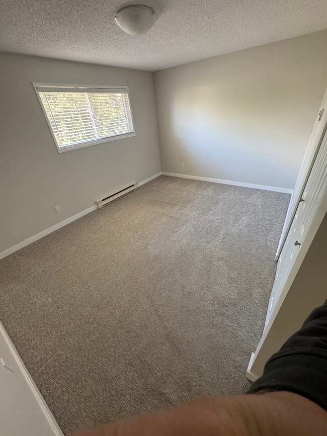 Building Photo - 1634 Crescent View Dr