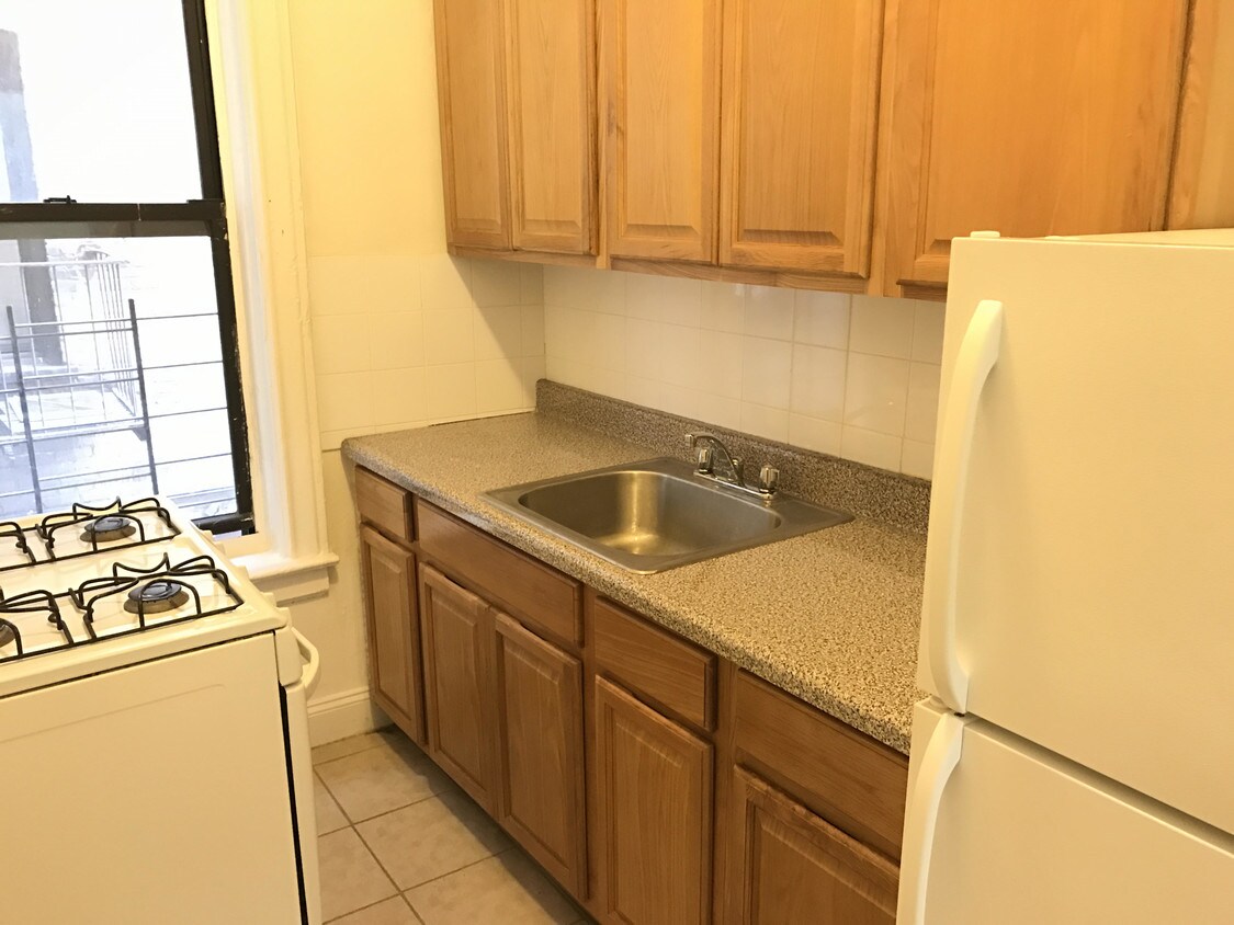 Primary Photo - 220 E 18th St