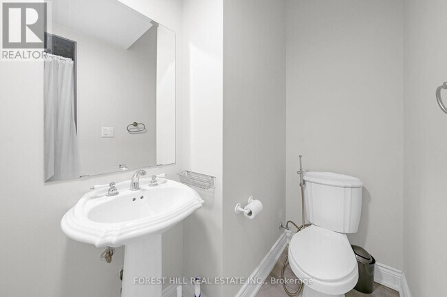 Building Photo - 106 Nipigon Ave