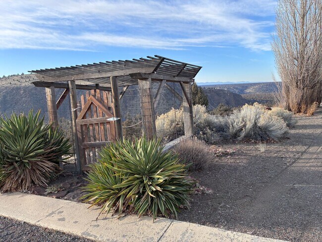 Foto del edificio - Peaceful Terrebonne Living Near Steelhead Falls, Unbelievable Views!