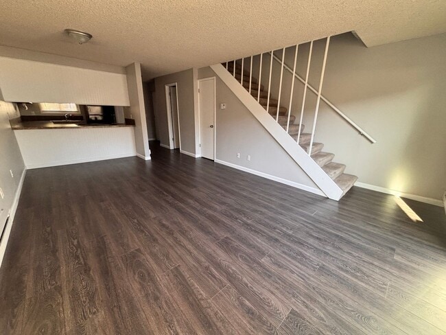 Building Photo - 2 Bedrrom, 1.5 Bahroom Townhouse, availabl...
