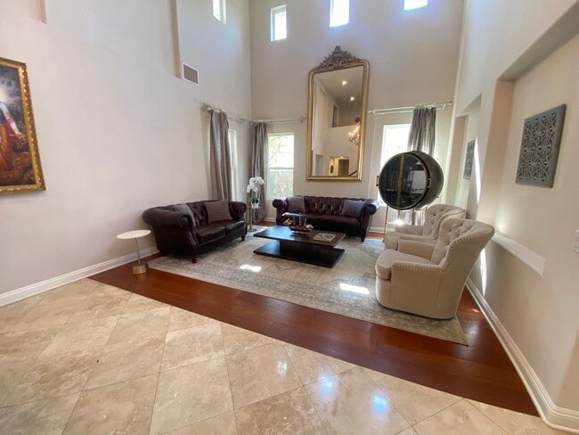 Foto del edificio - Luxurious 4 Bedroom Fullerton House For Re...