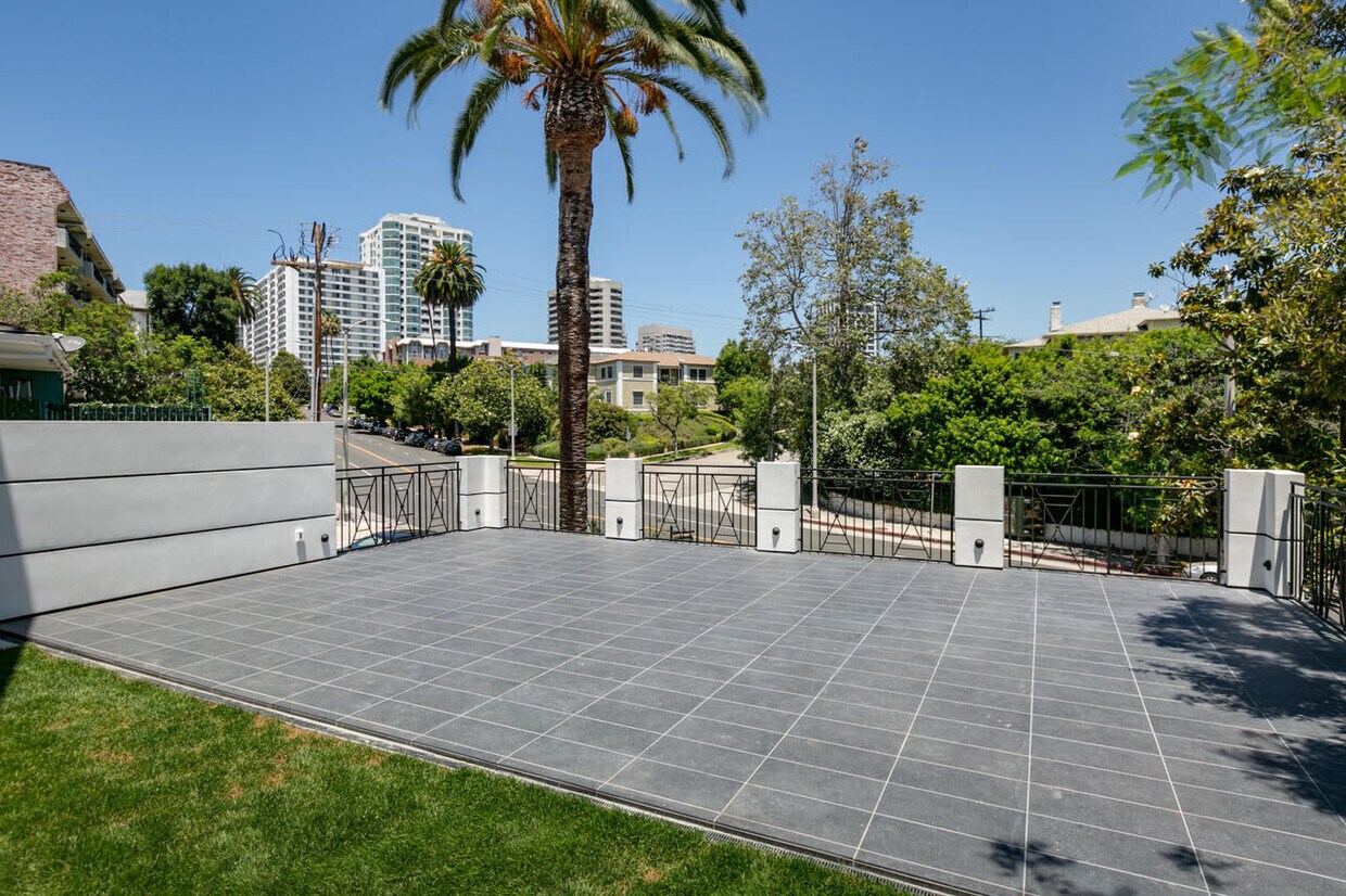 Private Front Deck - 1307 S Beverly Glen Blvd
