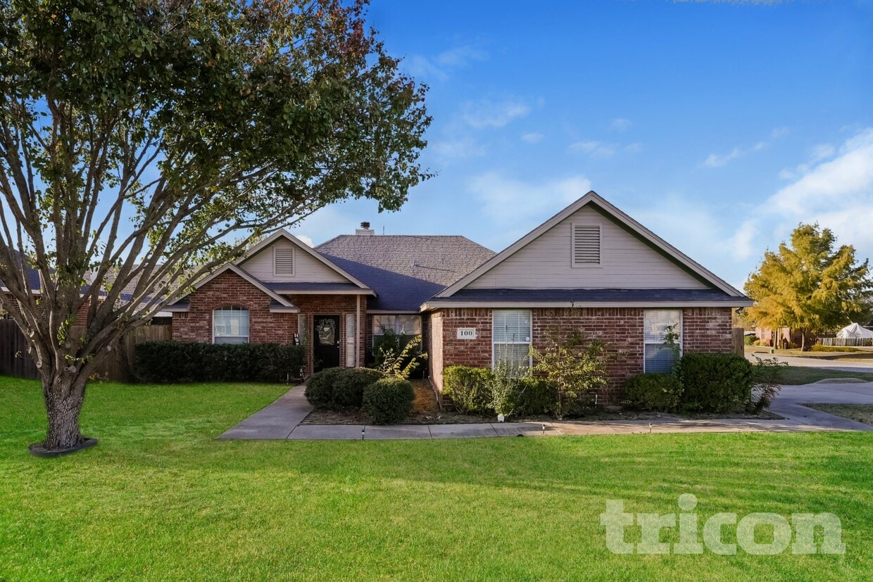 Primary Photo - 100 Palomino Dr