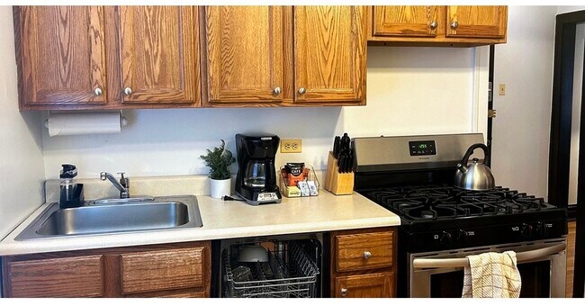 Building Photo - 1911 W Larchmont Ave