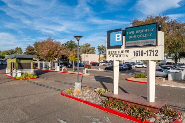 Campus Beatitudes - Puerta de guardia y entrada de Glendale - Beatitudes Campus