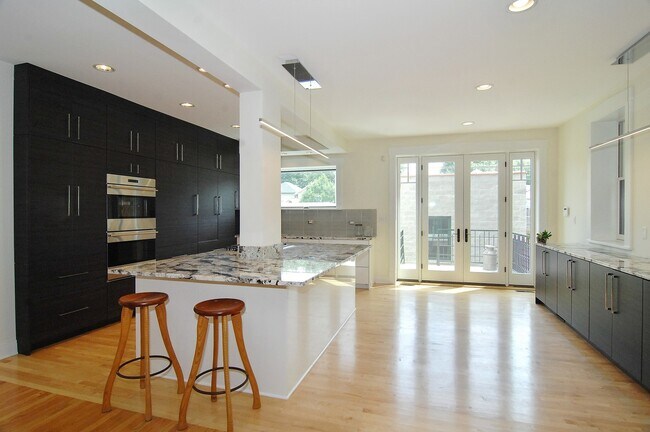 Foto del edificio - 2635 W Leland Ave