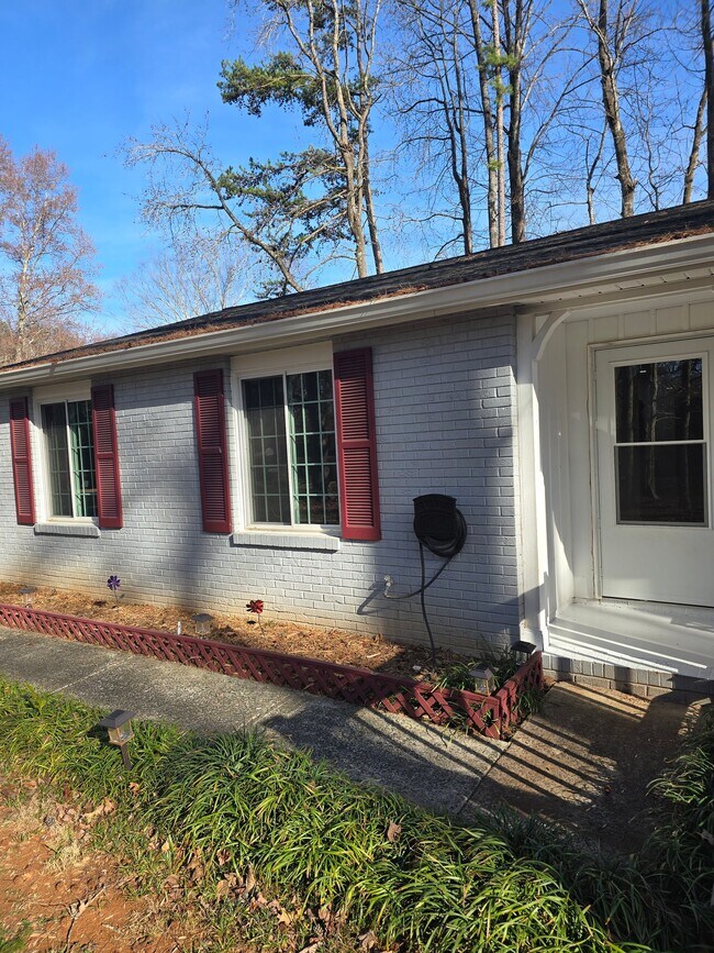 Foto del edificio - 3226 Piney Grove Rd