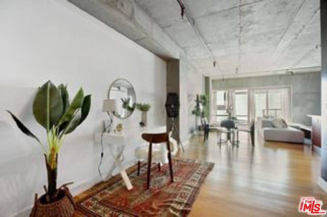 Foto del edificio - 645 W 9th St