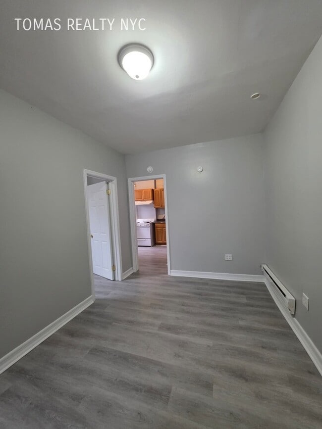 Building Photo - 18 Seymour St