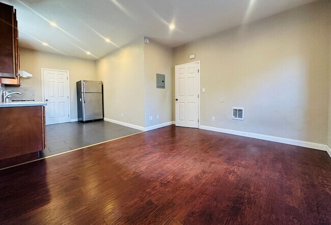 Foto del edificio - Tran 59th Triplex